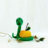 Schlange grün mit Apfel Wolle Strickware Amigurumi